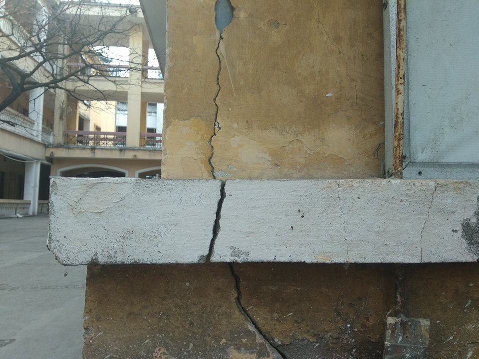HS cấp cứu do vữa trần rơi trúng đầu: Giám đốc Sở GD&ĐT Hà Nội thị sát trường - 2 Tường nứt toác