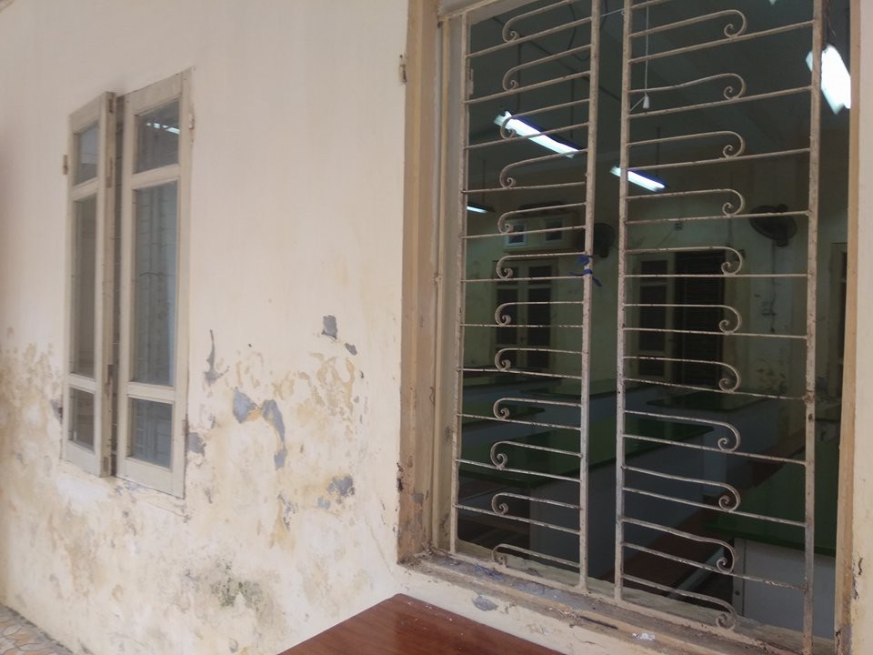 HS cấp cứu do vữa trần rơi trúng đầu: Giám đốc Sở GD&ĐT Hà Nội thị sát trường - 6 Có lớp thậm chí không có cửa sổ