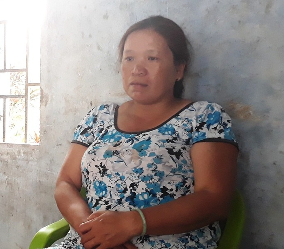 Thương góa phụ một tay nuôi 2 con tâm thần và 2 con thơ ăn học - 2 Khuôn mặt khắc khổ vì sương gió khiến chị Vân già hơn so với tuổi thật 49 của mình.