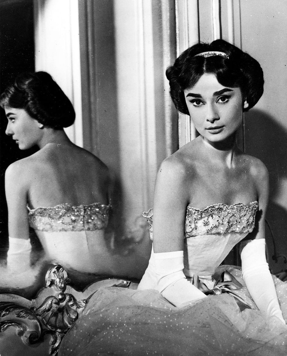 Audrey Hepburn và những bộ váy tuyệt đẹp của Givenchy - 4
Bộ váy dành cho tiểu thư đài các