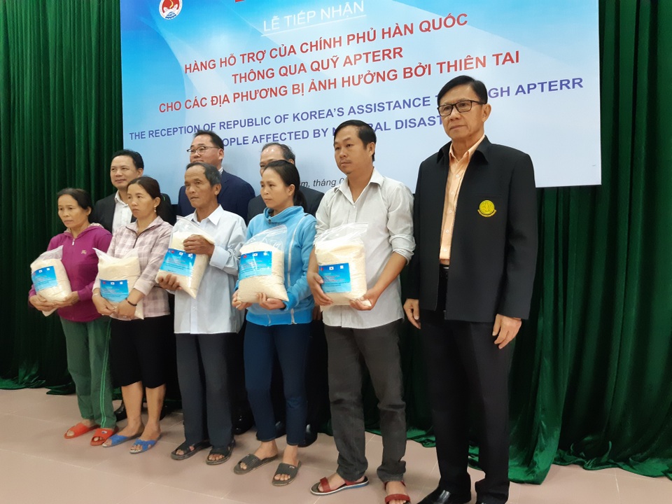 Người dân vùng lũ huyện Đại Lộc nhận gạo hỗ trợ