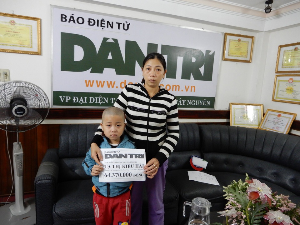 Hơn 64 triệu đồng tiếp tục đến với cháu bé 6 tuổi bị ung thư máu - 1 Mẹ con chị Tạ Thị Kiều Hải nhận số tiền 64.370.000 đồng từ báo Dân trí
