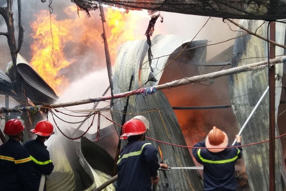 Đời cứu hỏa - 1
Các chiến sĩ cảnh sát Phòng cháy chữa cháy Hà Nội trong một lần chiến đấu với giặc lửa. Ảnh: HL