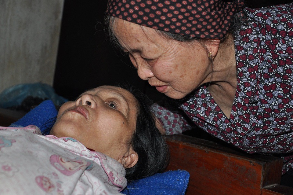 Bác Dung hàng xóm thường chạy sang thăm mẹ con cô.