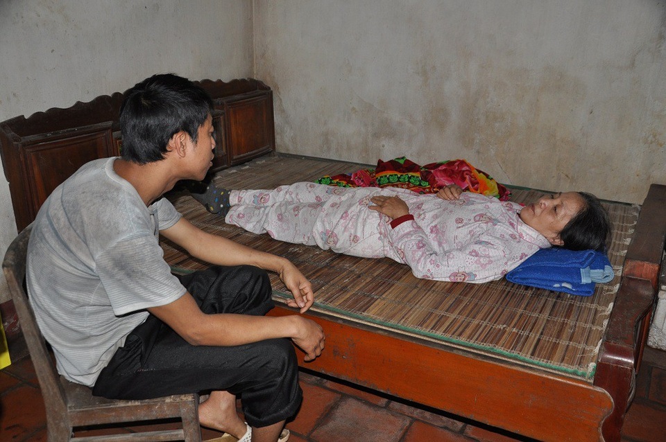 
Anh Mạnh cũng vào ngồi cạnh mẹ khi chúng tôi bảo nhưng chỉ được một phút là đứng dậy đi luôn.
