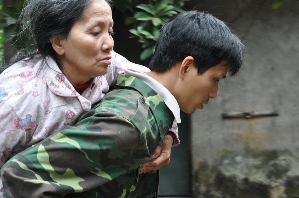 Để di chuyển, cháu cô Dung là anh Hùng cõng cô đi.