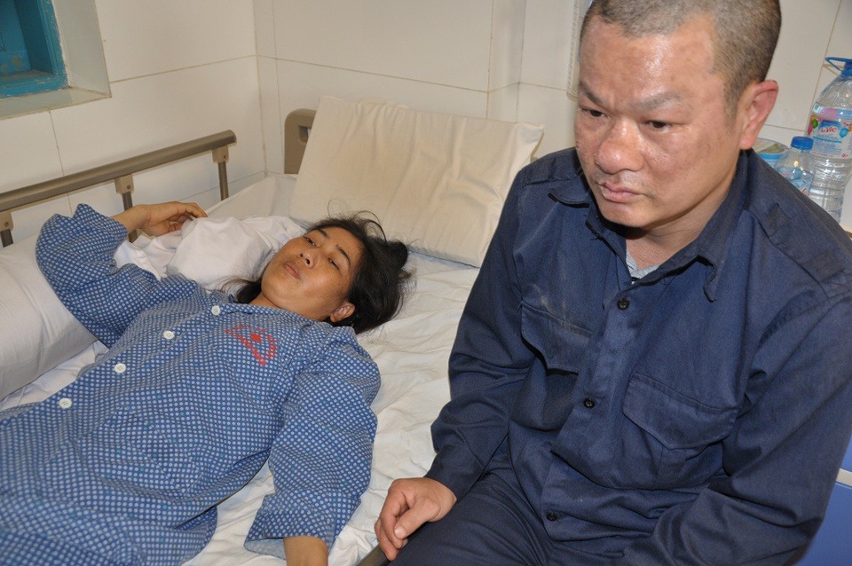 Thiếu 70 triệu đồng, người mẹ trẻ chấp nhận nằm nhà chờ chết vì không vay được tiền - 6 Vợ phải phẫu thuật với chi phí 70 triệu đồng nhưng không thể vay ai được.