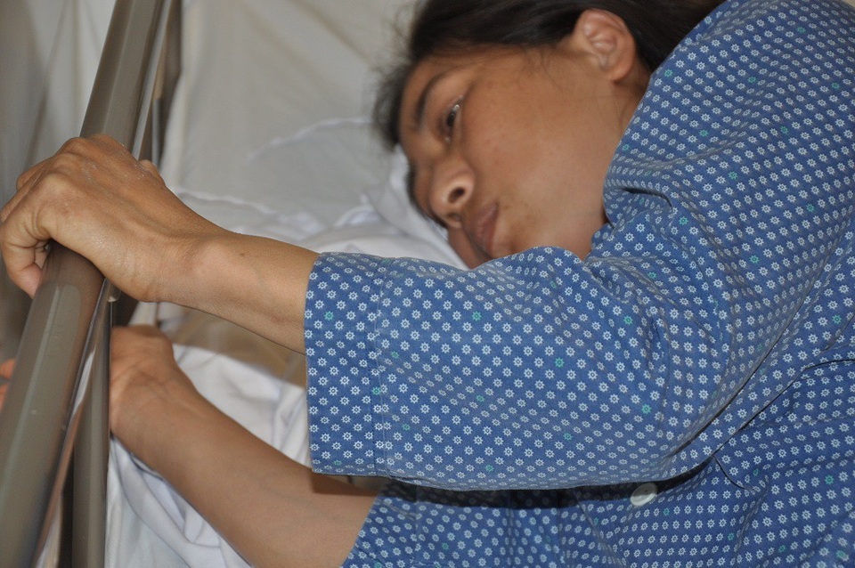 Thiếu 70 triệu đồng, người mẹ trẻ chấp nhận nằm nhà chờ chết vì không vay được tiền - 2 Không có tiền phẫu thuật nên chị đã nằm ở nhà 3 tuần cho đến khi được bác sĩ Phúc cho lên bệnh viện.