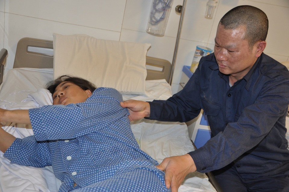 Thiếu 70 triệu đồng, người mẹ trẻ chấp nhận nằm nhà chờ chết vì không vay được tiền - 4 Chồng chị là anh Điều vừa điều trị bỏng vì nổ bình ni tơ ở chỗ làm.