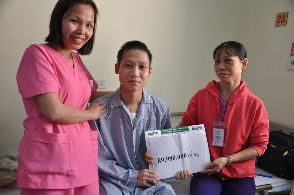 Nụ cười trở lại của chàng trai sinh viên trường Báo chí bị bệnh tim - 3 Hai mẹ con nhận món quà của bạn đọc báo điện tử Dân trí tại bệnh viện Tim Hà Nội.