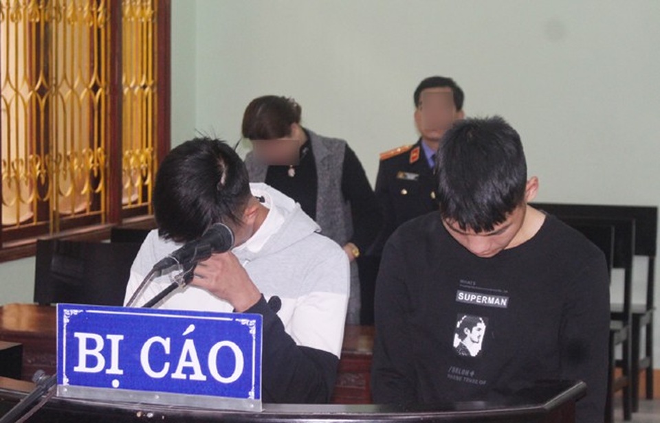 Hai bị cáo tại phiên tòa