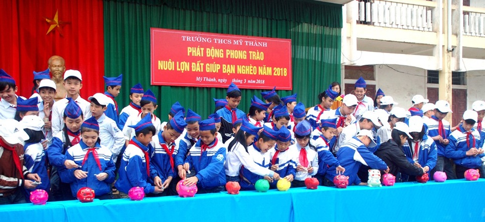 Nuôi lợn đất khuyến học, giúp bạn nghèo đến trường - 2 Cứ một năm 2 lần vào đầu năm học và sau Tết Nguyên đán Trường THCS Mỹ Thành lại phát động phong trào “Nuôi lợn đất khuyến học” giúp đỡ bạn nghèo tới trường.