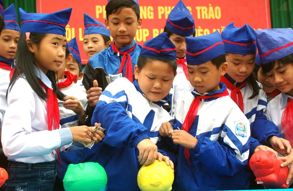 Nuôi lợn đất khuyến học, giúp bạn nghèo đến trường - 3 Các em trong trường thì người góp dăm nghìn, mười nghìn... để giúp đỡ những bạn khó khăn hơn. Không chỉ ở lễ phát động mà bằng sự sẻ chia, tấm lòng của mình cứ vào thứ 5 hàng tuần các em học sinh lại xếp hàng để chăm “lợn đất mau lớn”.