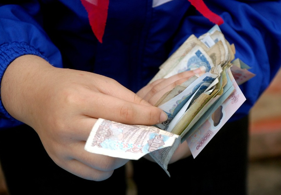 Nuôi lợn đất khuyến học, giúp bạn nghèo đến trường - 5 Các em góp chủ yếu là những đồng bạc lẻ, mười nghìn, năm nghìn, hai nghìn ... để sẻ chia với các bạn nghèo.