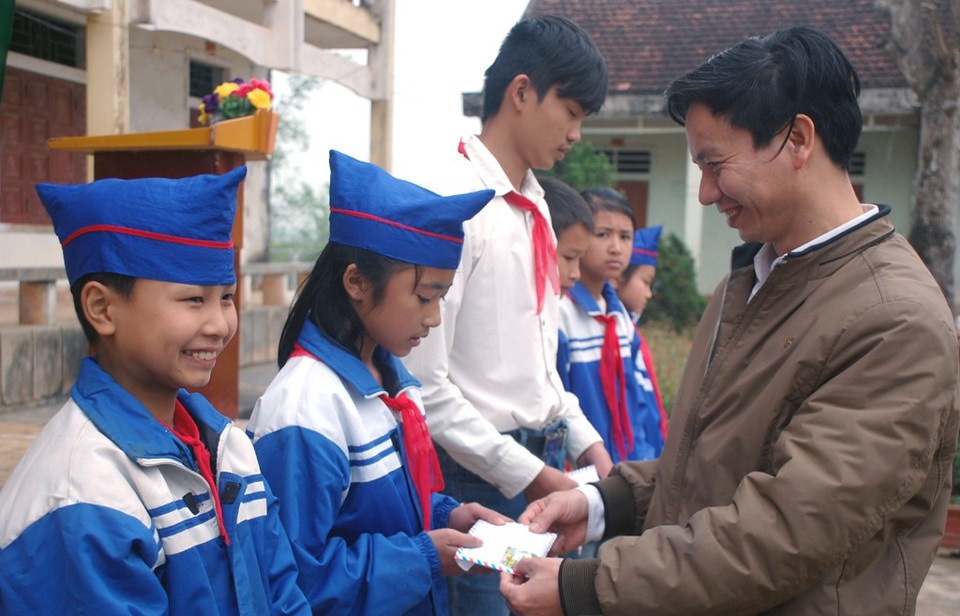 Nuôi lợn đất khuyến học, giúp bạn nghèo đến trường - 6 Những phần quà nhỏ đầy ý nghĩa trừ phong trào nuôi lợn đất của nhà trường đã giúp các em vươn lên để đến trường.