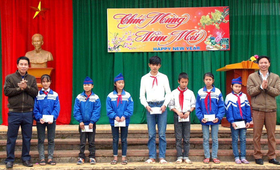 Nuôi lợn đất khuyến học, giúp bạn nghèo đến trường - 7 Số tiền thu được từ phong trào nuôi lợn đất đã giúp cho nhiều em học sinh nghèo có điều kiện tới trường.