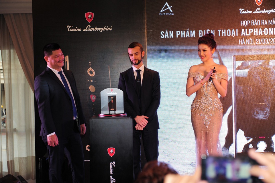 Điện thoại hạng sang của Tonino Lamborghini lần đầu tiên về Việt Nam - 1
Điện thoại hạng sang của Tonino Lamborghini lần đầu tiên được bán tại Việt Nam.