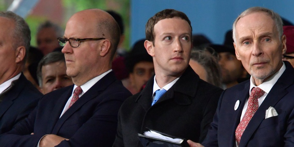 Mark Zuckerberg bị đề nghị từ chức, Facebook họp khẩn cấp - 1 Facebook đang liên tục vướng vào những scandal liên quan tới thông tin người dùng và đánh mất niềm tin.