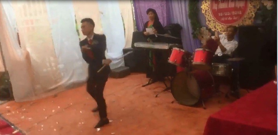 Chú rể trổ tài múa côn trong đám cưới gây "sốt" mạng - 1 Chú rể Duy Thành trổ tài múa côn điêu luyện trong đám cưới của chính mình