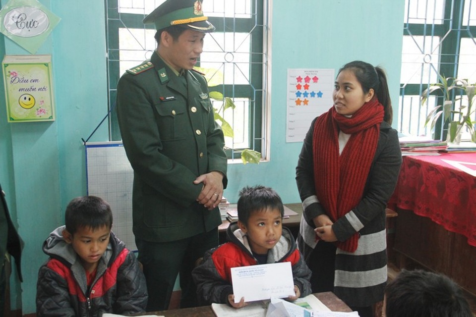 Bộ đội Biên phòng “chắp cánh tương lai” cho học sinh nghèo - 1 Đại úy Nguyễn Duy Thánh động viên cô và trò tại điểm trường La Lay