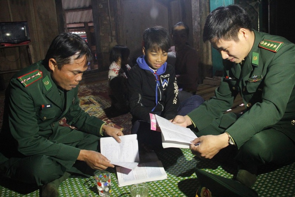 Bộ đội Biên phòng “chắp cánh tương lai” cho học sinh nghèo - 3 Các cán bộ biên phòng kiểm tra, hướng dẫn cháu Hồ La Lay Trần trong việc học tập