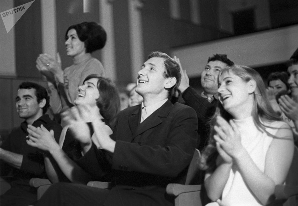 Tuổi trẻ cuồng nhiệt của thế hệ thanh niên Liên Xô - 10 Các công nhân trẻ làm việc tại nhà máy Almaty dự một buổi hòa nhạc.