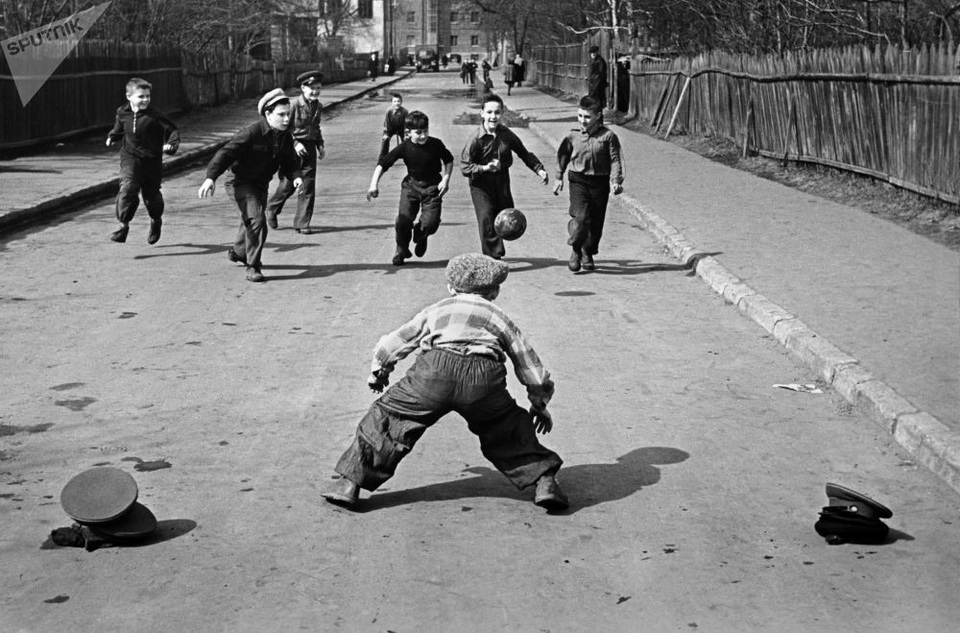 Tuổi trẻ cuồng nhiệt của thế hệ thanh niên Liên Xô - 5 Những đứa trẻ chơi bóng vào mùa xuân năm 1959 ở Moscow.