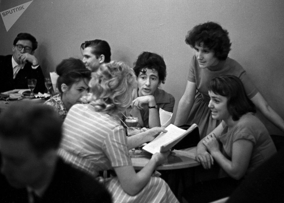 Tuổi trẻ cuồng nhiệt của thế hệ thanh niên Liên Xô - 6
Thanh niên Nga giao lưu tại một quán cà phê ở Moscow năm 1961.