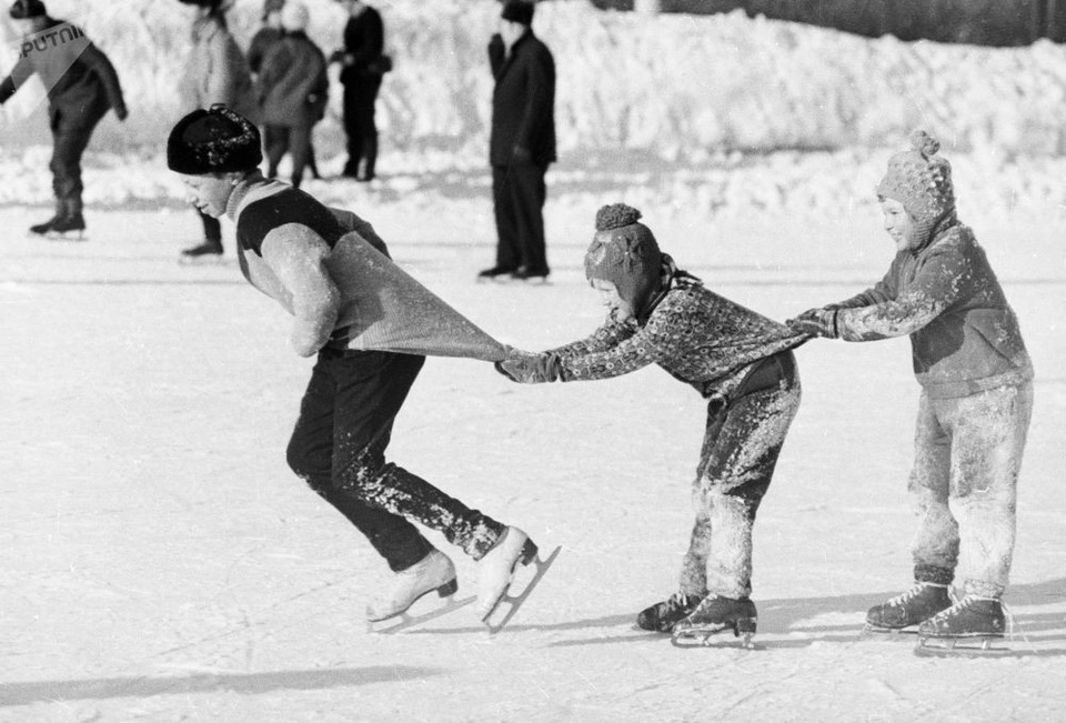 Tuổi trẻ cuồng nhiệt của thế hệ thanh niên Liên Xô - 8 Những đứa trẻ nắm vạt áo nhau khi trượt tuyết năm 1976.