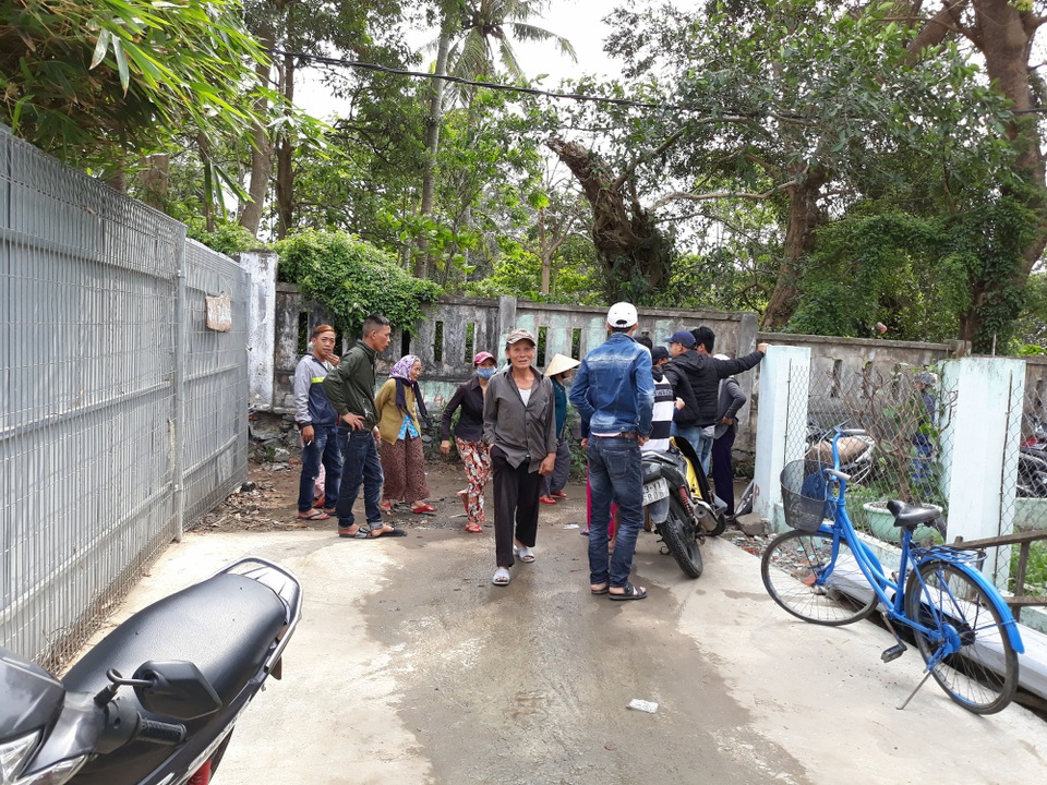Dân tập trung phản đối dự án du lịch bít lối xuống biển - 1
Sáng 21/3, người dân vẫn tập trung bên ngoài Khu du lịch sinh thái Nam Ô để phản đối mặc dù rào chắn đã được dỡ bỏ.