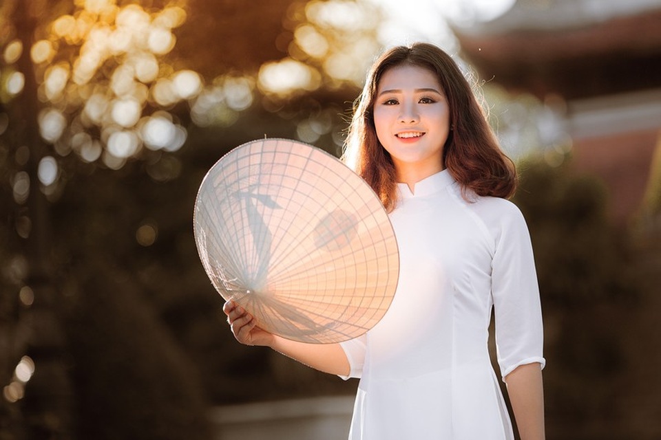 Thiếu nữ xứ Nghệ duyên dáng trong bộ ảnh chia tay tuổi học trò - 5 Tà áo dài trắng, chiếc nón lá dân giã, đơn sơ nhưng lại mang hồn cốt nét đẹp thanh cao của người phụ nữ Việt, ánh mắt, nụ cười của cô gái xứ Nghệ rất thu hút người đối diện.