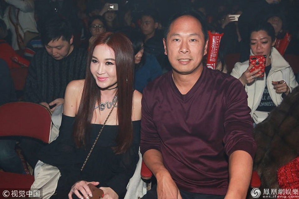 Ôn Bích Hà vẫn gợi cảm, trẻ trung ở tuổi 52 - 14
Ôn Bích Hà kết hôn với doanh nhân Hà Tổ Quang sau 3 năm hò hẹn. Cặp đôi đã ở bên nhau 17 năm và bất ngờ thông báo chuyện rạn nứt quan hệ vào tháng 7/2017. Hai người không có con chung nhưng nhận nuôi một cậu con trai và coi cậu bé này như con ruột.