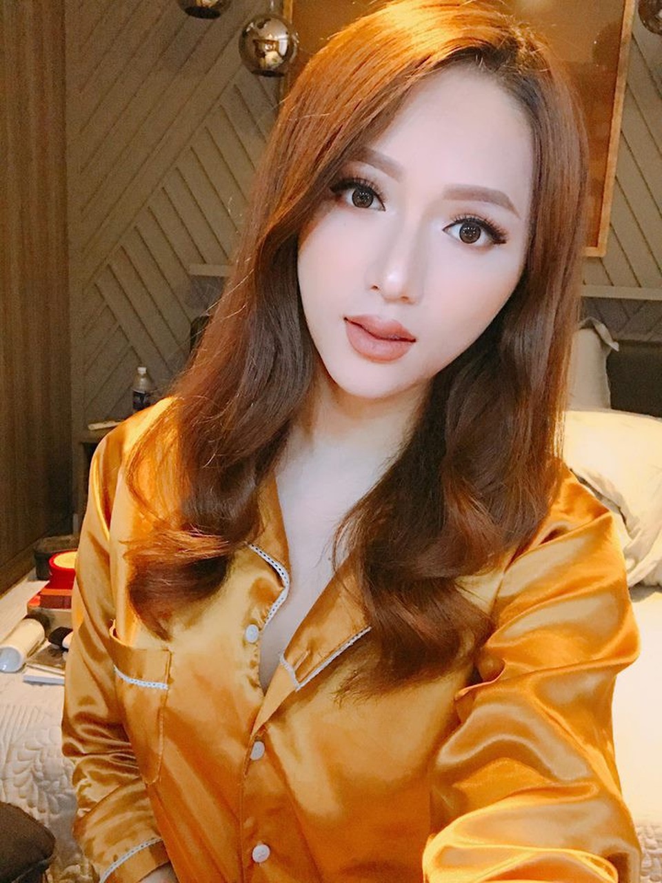 Chốn đi về sang trọng, ấm cúng của Hoa hậu chuyển giới Quốc tế Hương Giang - 13 Như bao cô gái khác, cô có sở thích selfie trước bàn trang điểm.