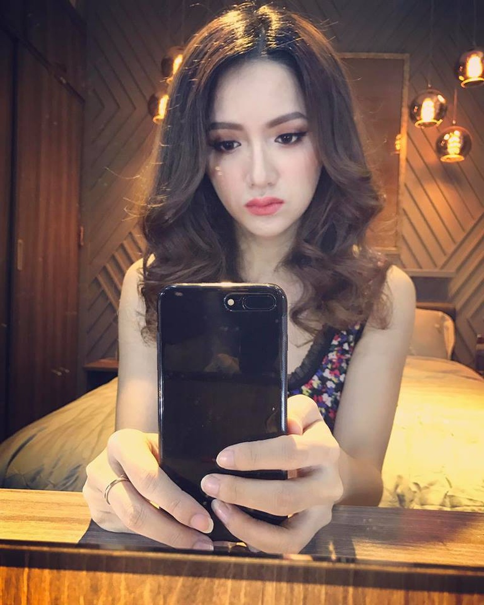 Chốn đi về sang trọng, ấm cúng của Hoa hậu chuyển giới Quốc tế Hương Giang - 4 Trước đó cô cũng được biết đến với hình ảnh người nghệ sĩ chăm chỉ, luôn nỗ lực làm mới hình ảnh với khán giả trong nước. Nhờ chăm chỉ mà người đẹp Hà Nội cũng tự tậu được cho mình một chốn đi về tại TP.HCM sau một khoảng thời gian Nam tiến. Trước đó, cô ở nhà thuê và đi xe máy bình dân.
