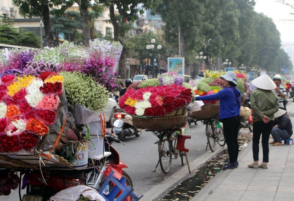 Đại gia đình bỏ quê lên phố, mỗi ngày đạp xe 50 km kiếm sống - 1
Đại gia đình 8 người bỏ quê ở Bắc Giang. Họ đang đỗ xe chờ khách tới mua.