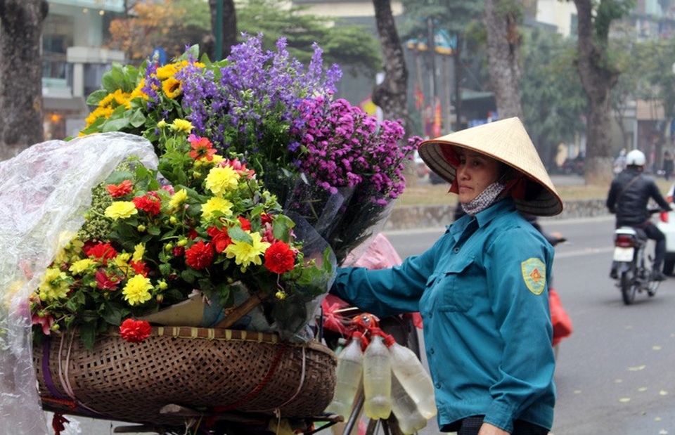 Đại gia đình bỏ quê lên phố, mỗi ngày đạp xe 50 km kiếm sống - 2
Một người em của chị Hường theo chị lên Hà Nội bán hoa