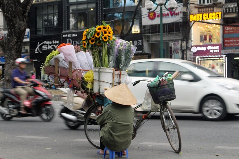 Đại gia đình bỏ quê lên phố, mỗi ngày đạp xe 50 km kiếm sống - 3
Trong ảnh là chị Hường với chiếc xe đạp gắn bó với chị 10 năm nay. Chị không đồng ý cho chụp đằng trước