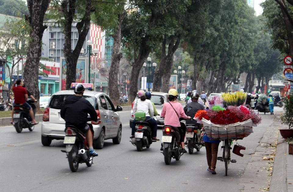 Đại gia đình bỏ quê lên phố, mỗi ngày đạp xe 50 km kiếm sống - 6
Mỗi ngày, trung bình một người đi 40-50km để bán hoa
