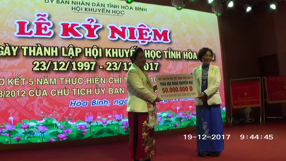Học bổng giải Golf chắp cánh ước mơ cho hàng ngàn học sinh, sinh viên nghèo vượt khó học giỏi - 7
Ngày 23/12/2017, bà Phạm Thị Hòe, Phó Chủ tịch Hội Khuyến học Việt Nam, Chủ tịch Hội đồng Quản lý Quỹ Khuyến học Việt Nam trao 100 suất học bỏng Giải Golf Vì học sinh nghèo vượt khó (tổng giá trị 50 triệu đồng) đến Hội Khuyến học tỉnh Hòa Bình