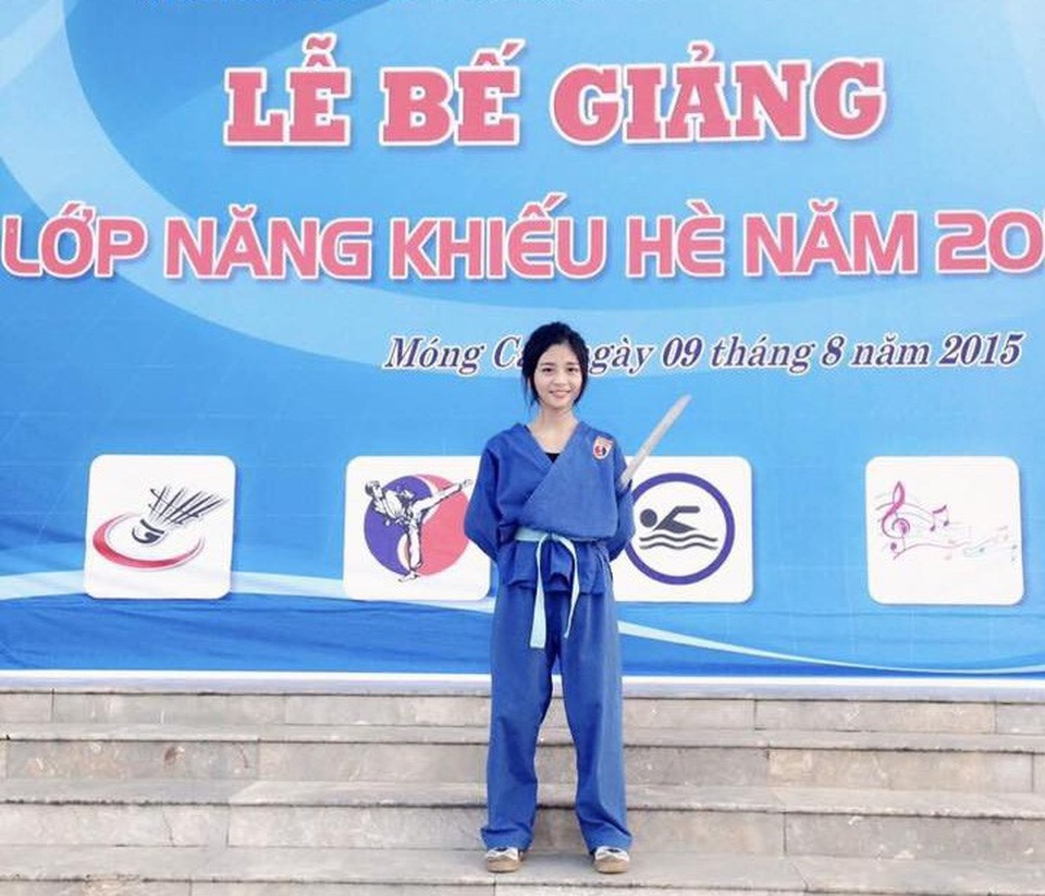 Bí quyết của “hot girl côn nhị khúc” để có thân hình "đồng hồ cát" - 2 Hậu xuất thân từ một cô bé học võ khi đó còn khá nhỏ và gầy