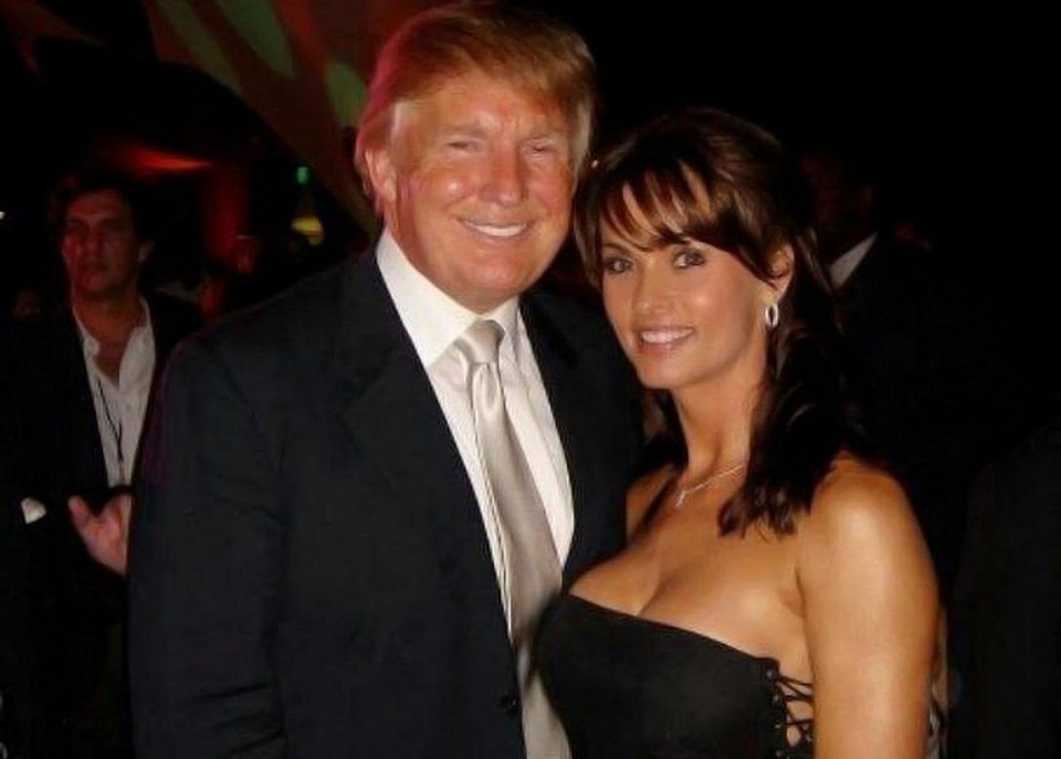 Ông Donald Trump chụp ảnh cùng Karen McDougal (Ảnh: The Star)