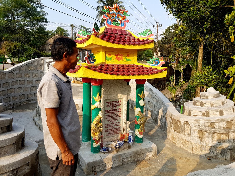 Xẻ khu mộ liệt sĩ để làm đường vào nhà - 1 Mộ liệt sĩ Nguyễn Mậu Ước, bố của ông Thống