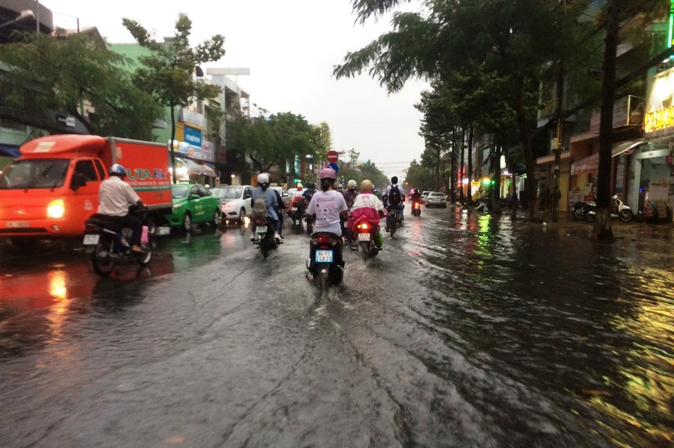 Cần Thơ được giải nhiệt nhờ cơn “mưa vàng” nặng hạt - 4 Cơn mưa lớn đã làm ngập nhiều tuyến đường trong nội ô TP Cần Thơ