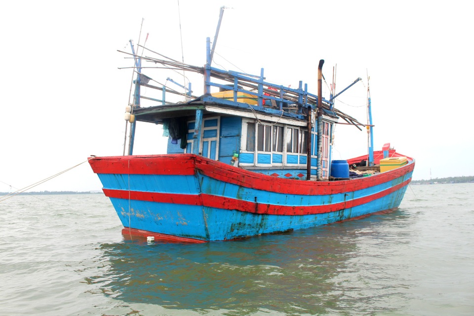 Ngư dân Quảng Nam tố bị “tàu lạ” đập phá ngư lưới cụ - 1 Tàu cá QNa 90822 TS đang neo đậu tại cảng Kỳ Hà