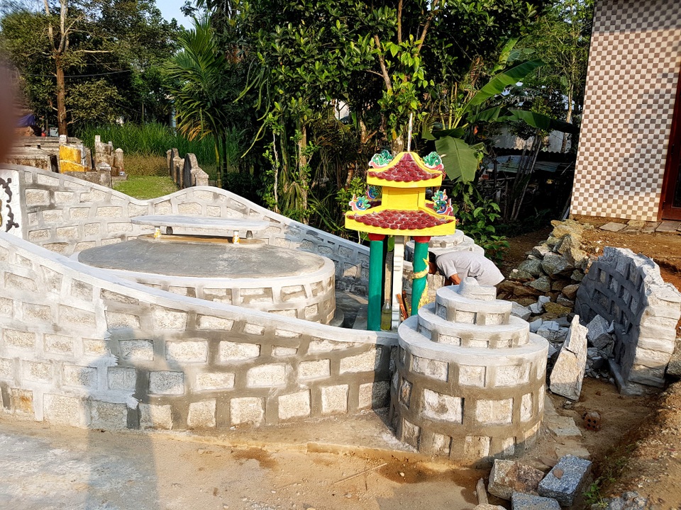 Xẻ khu mộ liệt sĩ để làm đường vào nhà - 2 Mộ bị đập phá khiến gia đình bức xúc