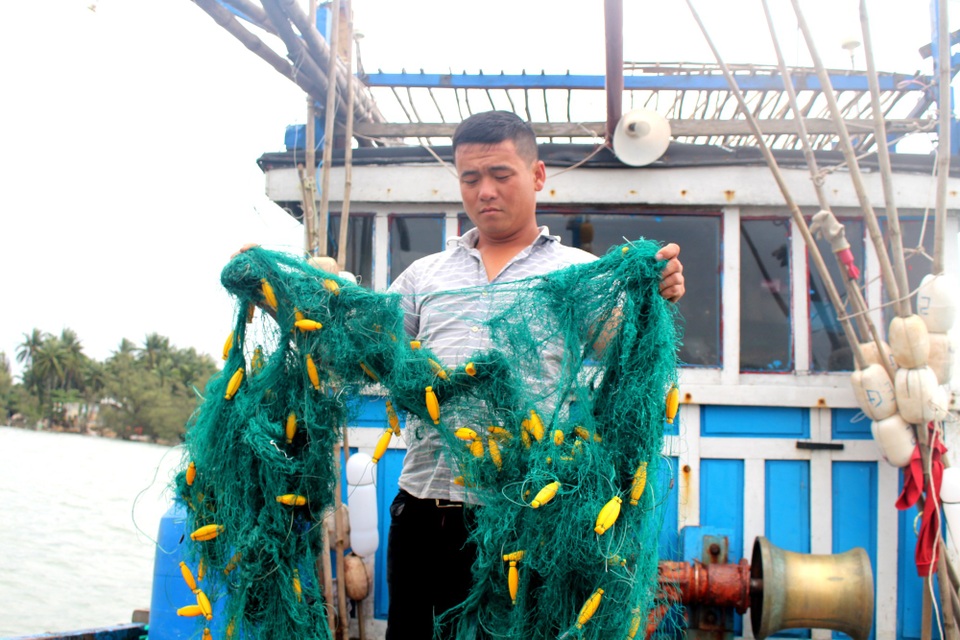 Ngư dân Quảng Nam tố bị “tàu lạ” đập phá ngư lưới cụ - 2
Ngư dân Nguyễn Tấn Sơn cầm tấm lưới bị những người trên “tàu lạ” cắt hư hỏng.