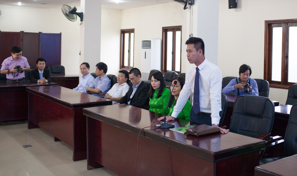 Vietcombank Huế trao tặng xe ô tô phục vụ công tác khám chữa bệnh cho Bệnh viên TƯ Huế - 1
Ông Lý Hoàng Vũ – Bí thư Đảng ủy, Giám đốc Vietcombank Huế phát biểu tại buổi lễ.