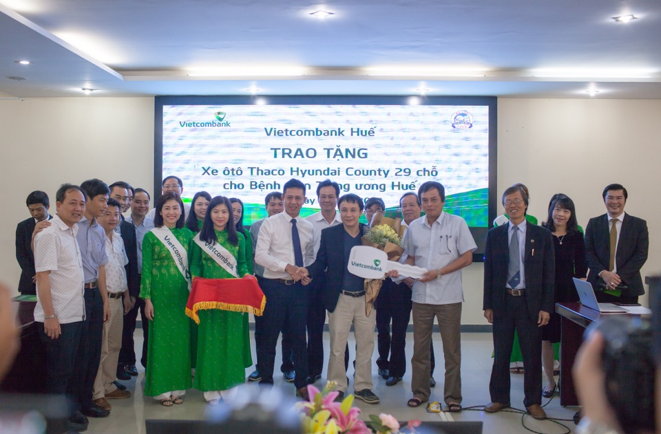 Vietcombank Huế trao tặng xe ô tô phục vụ công tác khám chữa bệnh cho Bệnh viên TƯ Huế - 2
Ông Lý Hoàng Vũ – Bí thư Đảng ủy, Giám đốc Vietcombank Huế thực hiện trao chìa khóa, bàn giao xe cho Ban Giám đốc Bệnh viện Trung ương Huế.