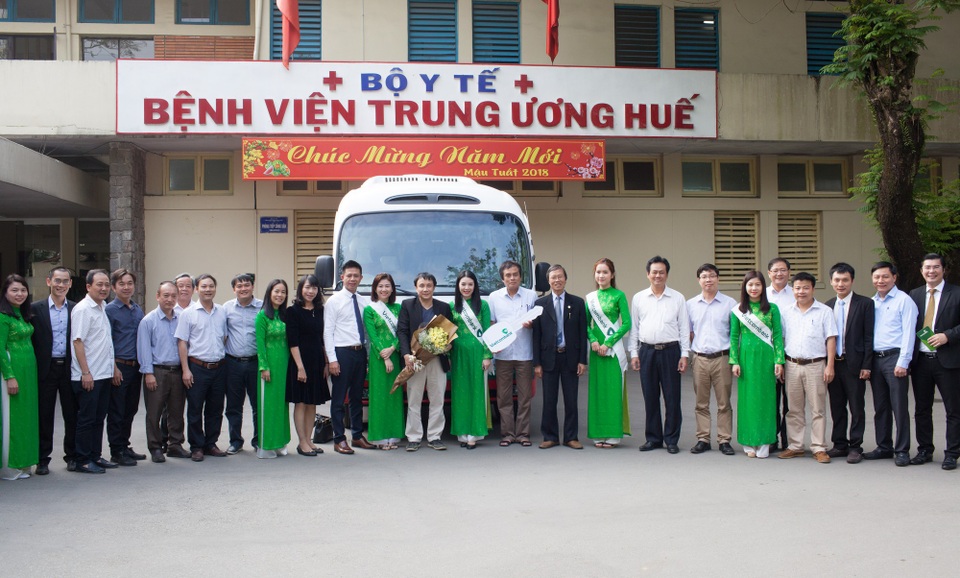 Vietcombank Huế trao tặng xe ô tô phục vụ công tác khám chữa bệnh cho Bệnh viên TƯ Huế - 3
Lãnh đạo Vietcombank Huế và lãnh đạo Bệnh viện Trung ương Huế chụp hình lưu niệm tại buổi lễ bàn giao xe.