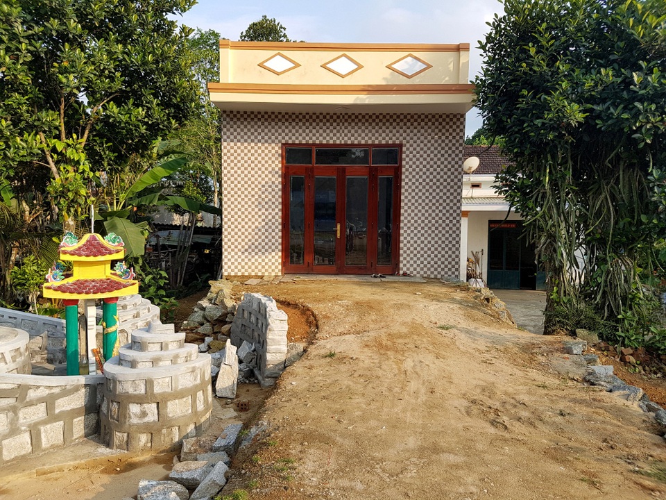 Xẻ khu mộ liệt sĩ để làm đường vào nhà - 3 Con đường dẫn vào nhà vợ chồng ông Võ Văn Vương